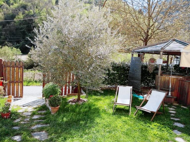 Rental apartment with jacuzzi, garden & barbeque | Mountain view — photo 2