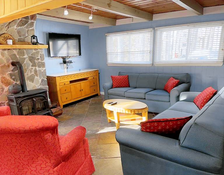 NoCo Fido Friendly Spacious Family Home with Hot Tub and BBQ Area — photo 4