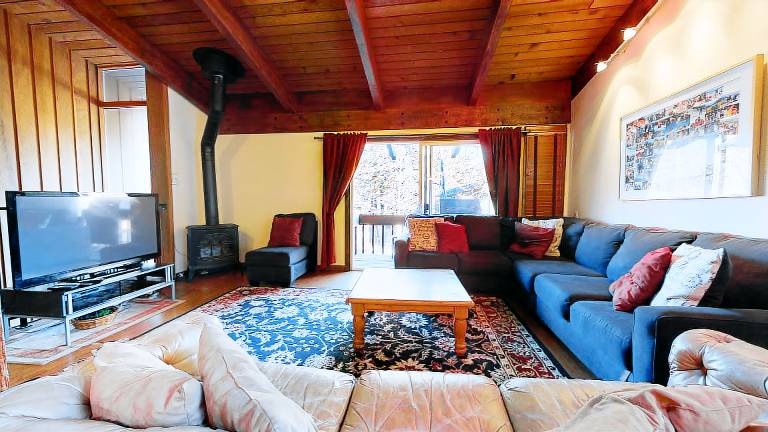Fully equipped spacious condo with barbecue, sauna & heated pool | Close to the ski | Pet-friendly in Mammoth Lakes, CA