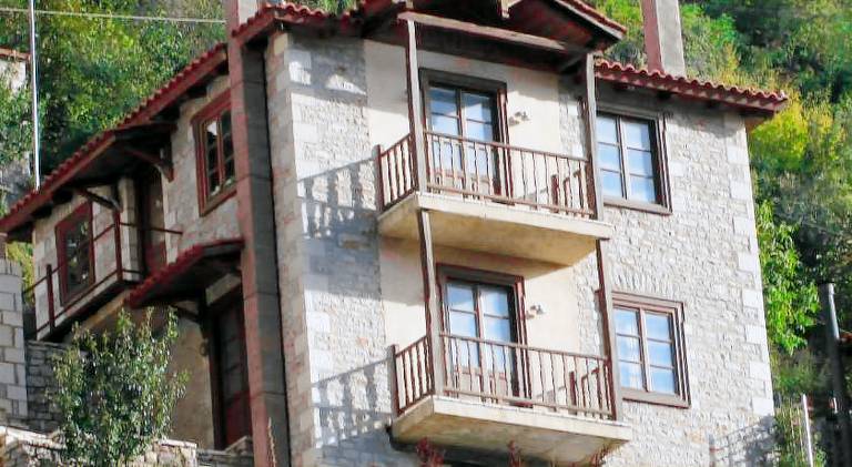 Villa Korfes-Πετρινη Τριωροφη Βιλα-Ανεση & Ιδιωτικοτητα in Karpenisi