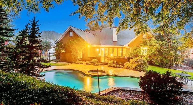 Big vacation home with pool | Pet-friendly — photo 3