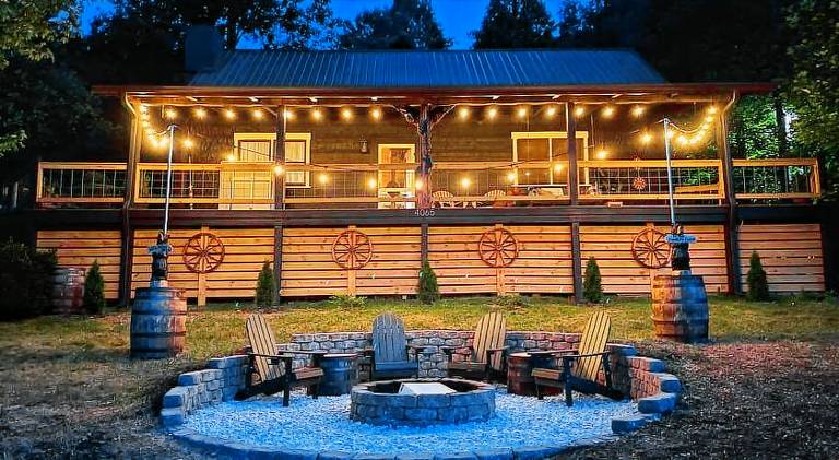 House with hot tub in Pigeon Forge, TN