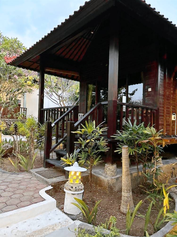 Family-oriented charming bungalow with terrace, pool & yard | Pets are welcome — photo 4