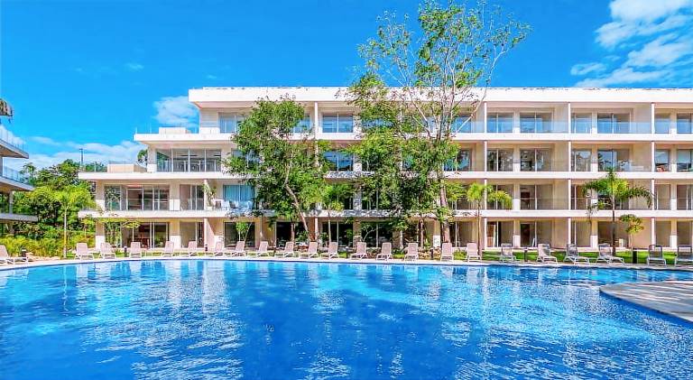 Serviced apartment with patio, yard & pool | Pets allowed — photo 3