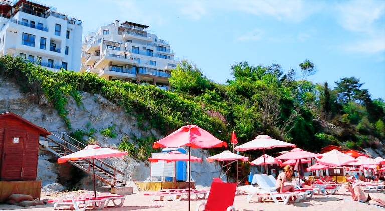 Wonderful holiday apartment with patio, yard & pool | Next to the beach | Pets allowed in Varna