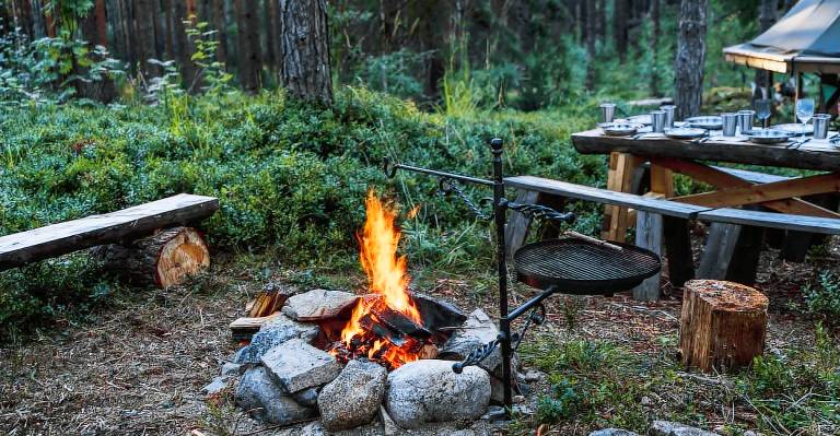 Remote Lakeside Bell Tent with Outdoor Sauna in Finland