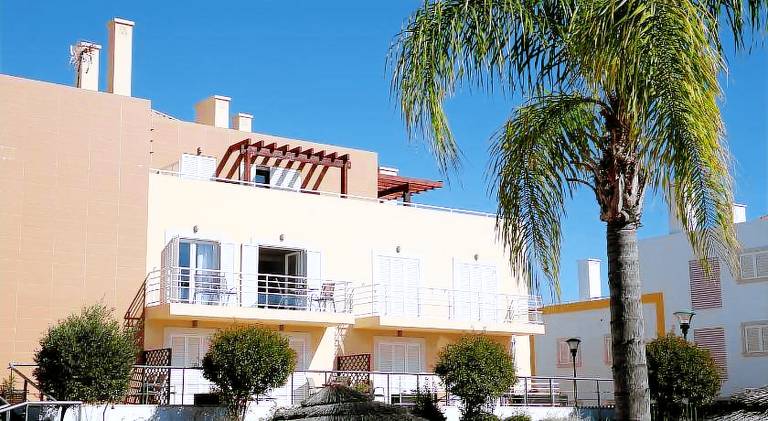 Fully equipped apartment with private pool, patio & garden | Pet-friendly — photo 3
