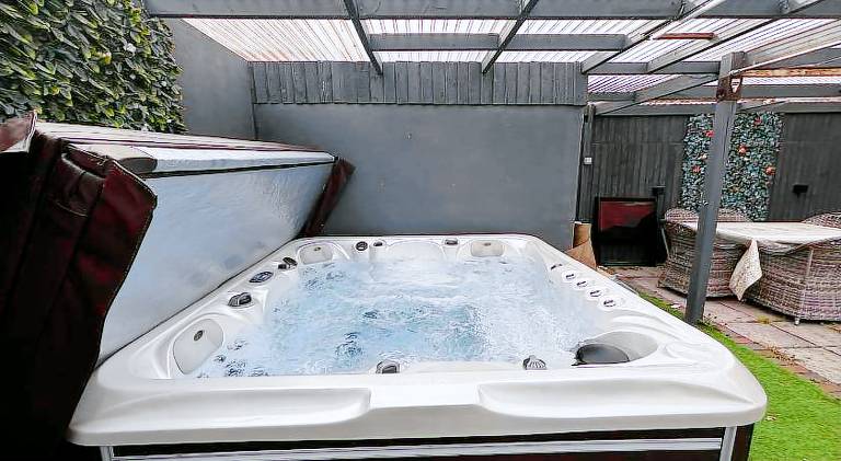 Apartment with jacuzzi — photo 4