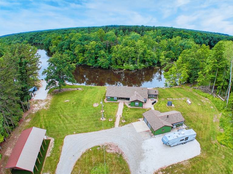 The Grand Riverhouse & Bunkhouse