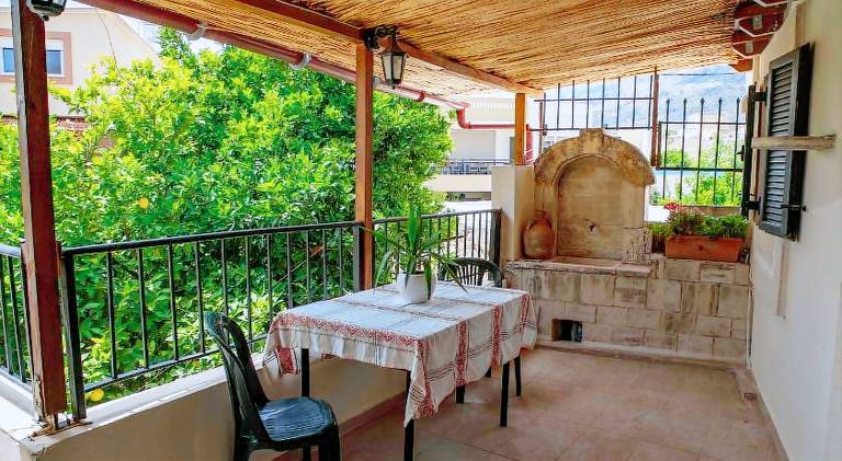 Apartment with yard, patio & barbeque — photo 3