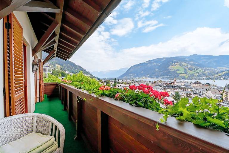 Chalet with garden, grill & patio | Mountain view — photo 3