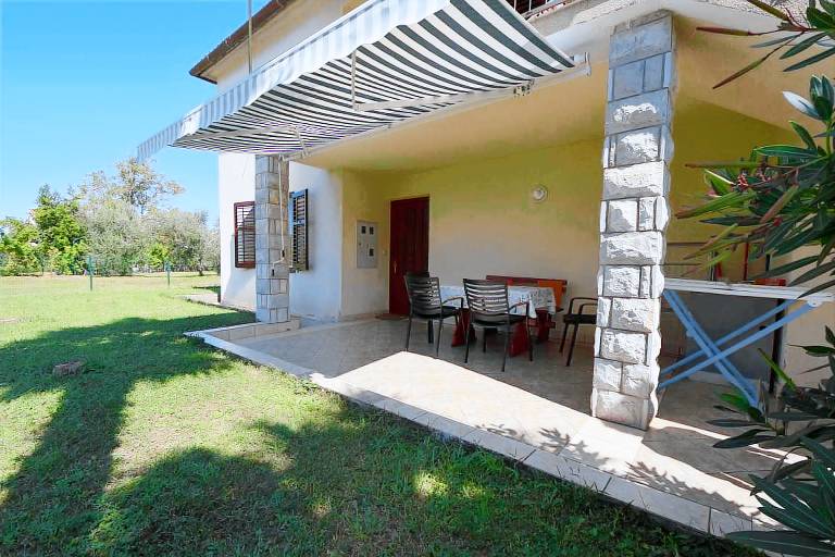 Holiday apartment with barbeque & patio — photo 2