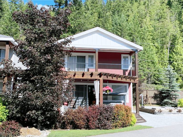 House  Sicamous