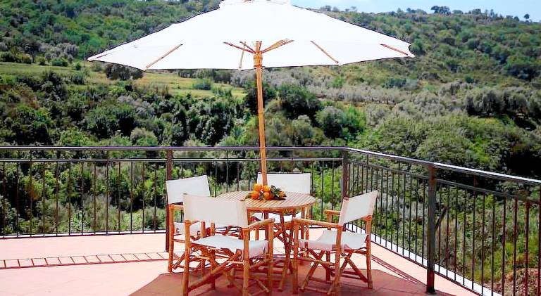Serviced apartment with pool, BBQ & yard — photo 3