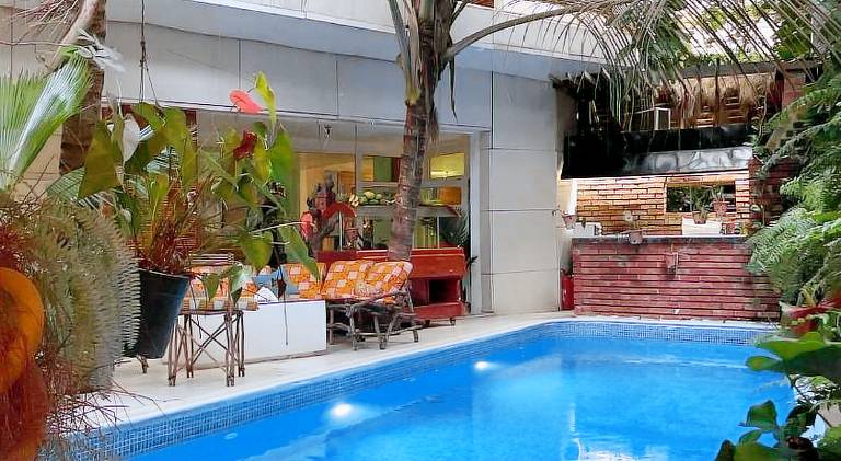 Serviced apartment with hot tub, yard & private pool — photo 5