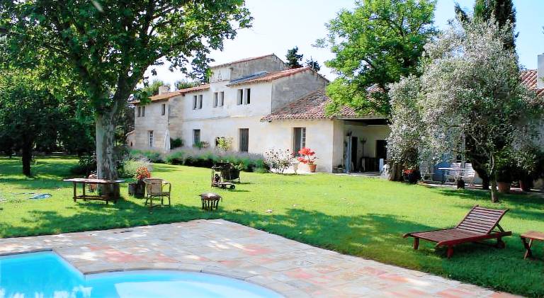 Apartment with yard, pool & barbeque — photo 3