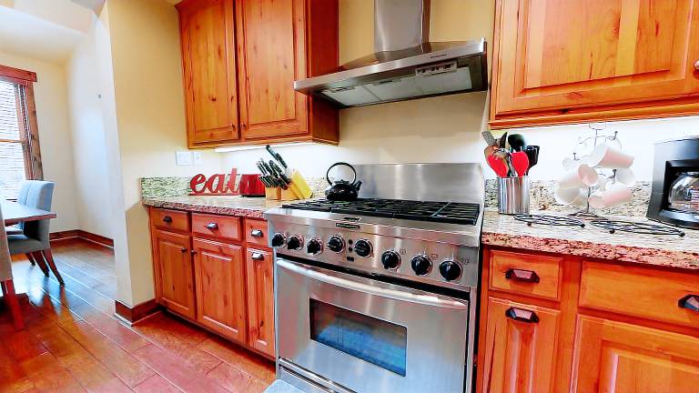 Fully equipped vacation home with hot tub, patio & sauna | Perfect for remote work | Pets allowed — photo 3