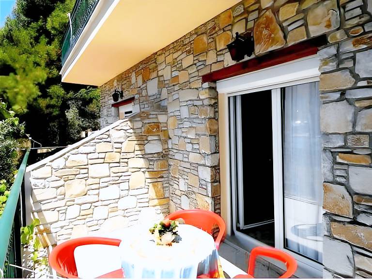 Apartment with terrace, grill & garden — photo 5