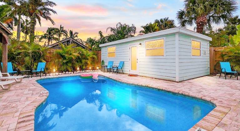 Vacation home with pool — photo 4