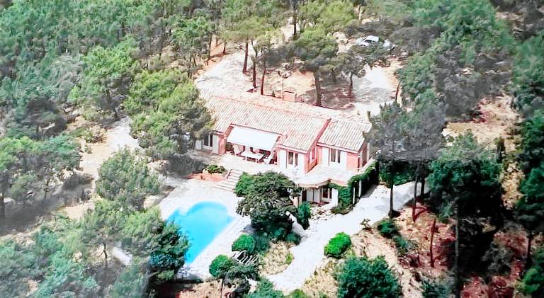 Villa with pool — photo 5