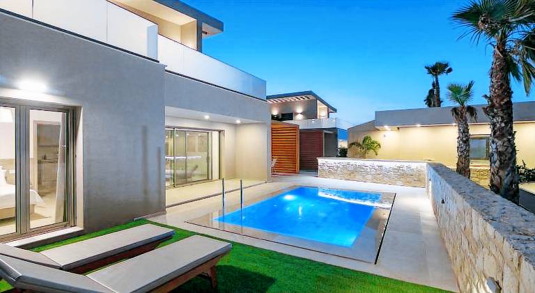 Spacious vacation home with terrace, yard & pool | Next to the beach | Dogs allowed — photo 2