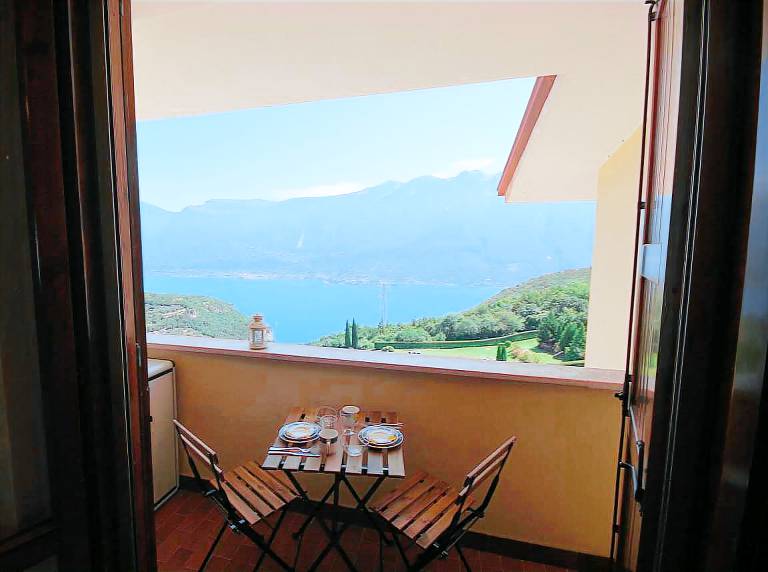 Apartment with yard in Tignale