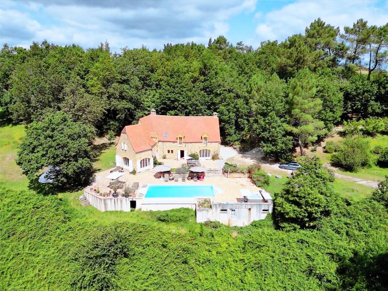 Luxury secluded chateau with pool and hot tub in Beze