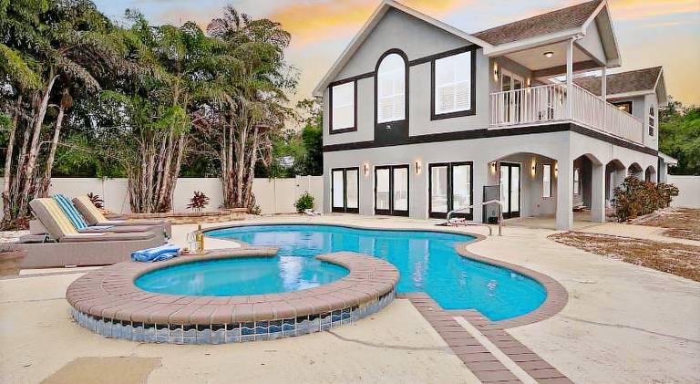 House with pool in Tampa, FL
