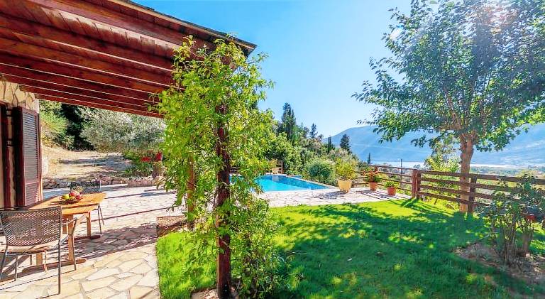 Villa with pool — photo 5
