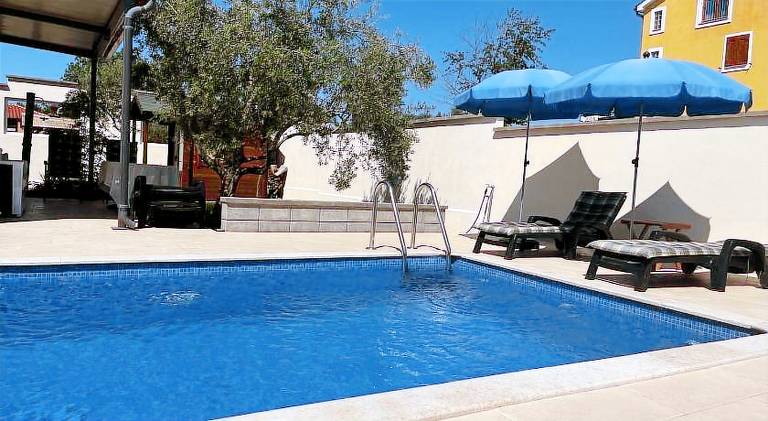 Vacation home with pool — photo 4