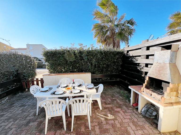 Beachside 2-Room Cabin, Parking, Washer, Terrace, Pets Allowed in Agde