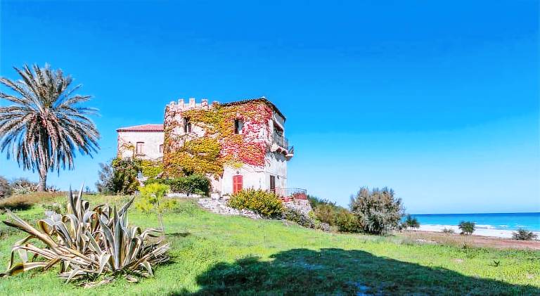 Rental apartment with barbecue, terrace & garden in Catanzaro