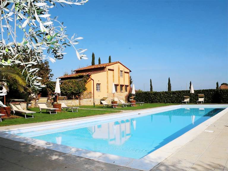 Appartement in Castiglione Del Lago mit Terrasse, gemeinsamem Pool und Garten — photo 2