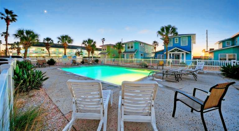 Vacation home with pool & BBQ — photo 4