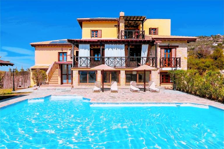 Villa Peristerona
