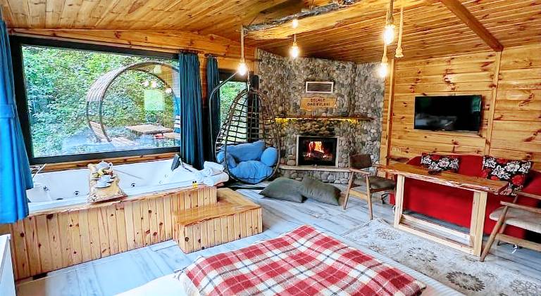 Serviced apartment with garden, hot tub & barbeque in Camlihemsin