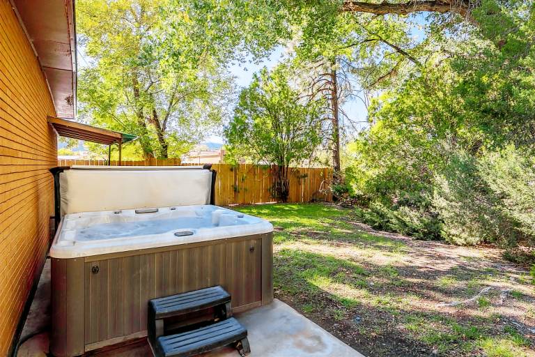 New! Juanita's Place Private Hot Tub Big Yard — photo 3