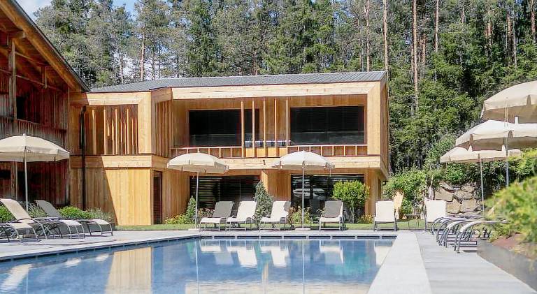 Lodge with patio, yard & pool — photo 4