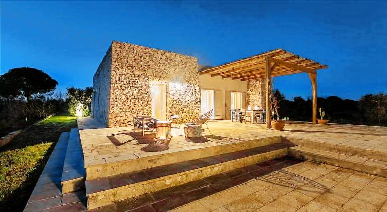 Villa with pool — photo 4
