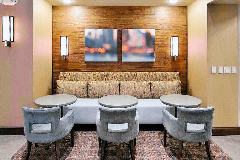 Hampton Inn & Suites Greensboro/Coliseum Area — photo 4