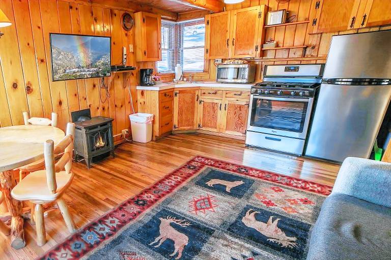 Family-oriented charming cabin with private pool & patio | Pets allowed — photo 2