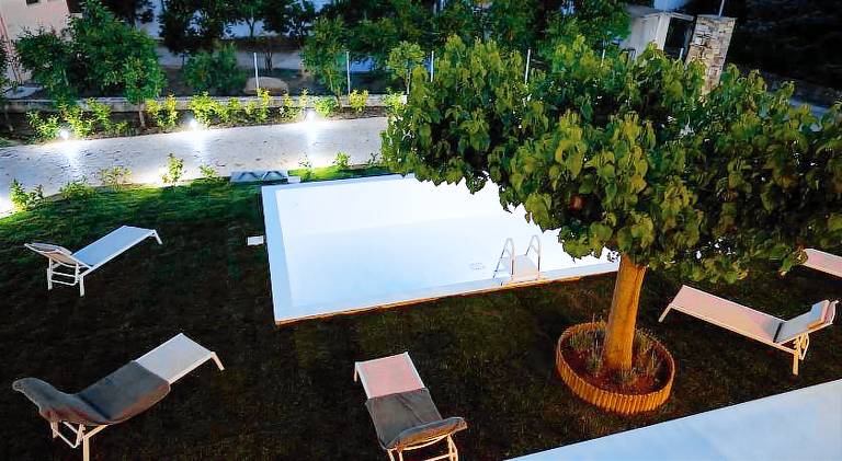 Beautiful serviced apartment with patio, barbeque & yard | Pets are welcome — photo 4