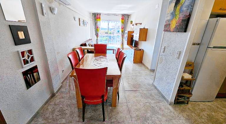 Appartement tout confort terrasse 21 m2 pleins sud wifi proche port aventura centre et plage 2 chamb — photo 3