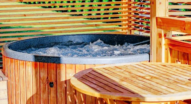 Charming chalet with garden, jacuzzi & patio | Dogs allowed — photo 4