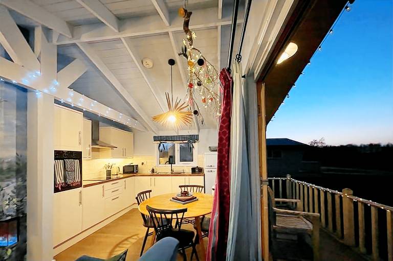 Lovely Cabin Rental with Lake Views in Leicestershire, England — photo 3