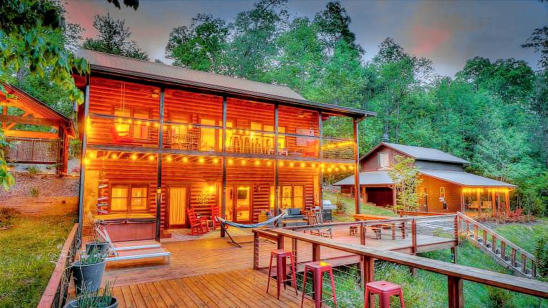 Endless Echo- Dog Friendly, Close to Activities, Party Porch! in Blue Ridge, GA