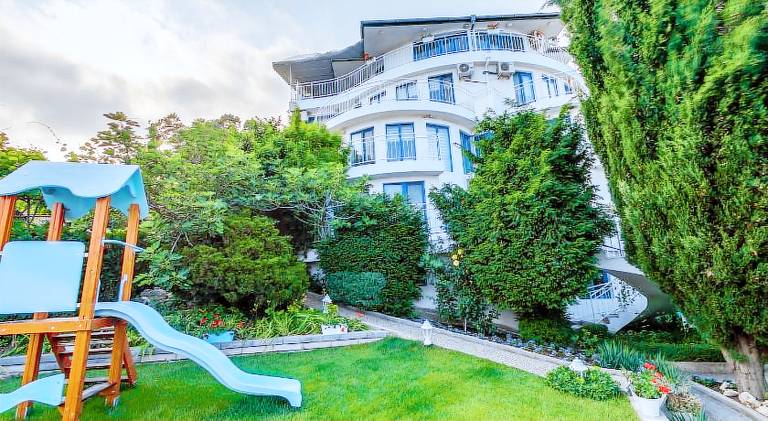 Rental apartment with patio, barbeque & yard — photo 5