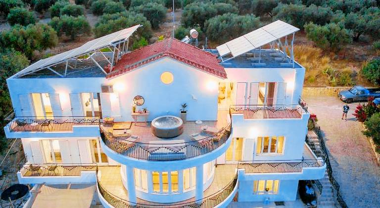 Fully equipped pleasant villa with jacuzzi, yard & patio | Good for workation | Pets are welcome in Heraklion