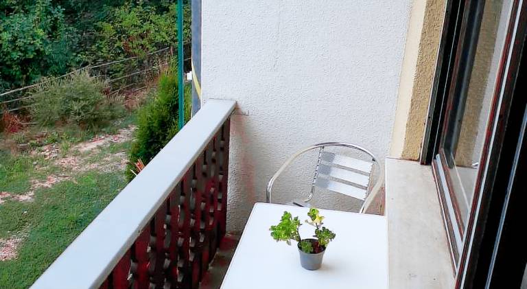 Rental apartment with patio — photo 3
