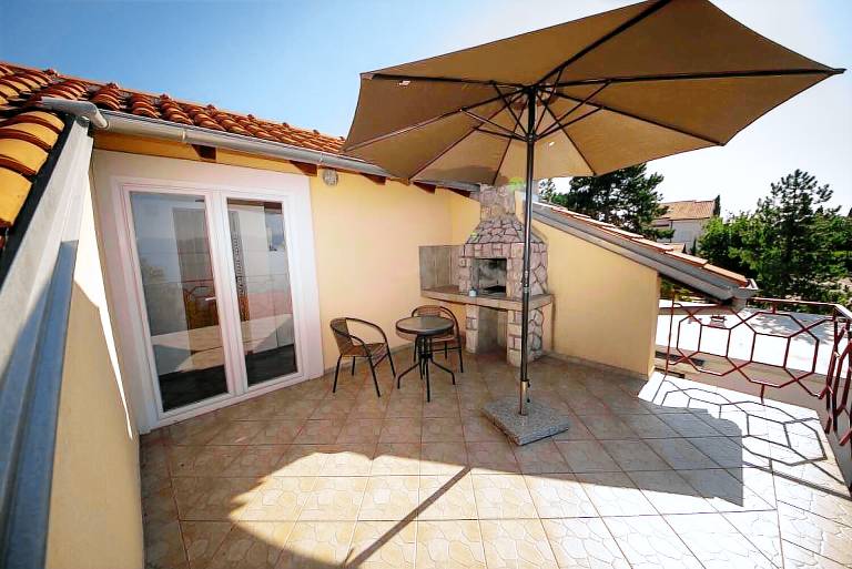 Holiday apartment with patio, pool & barbecue | Sea view — photo 5